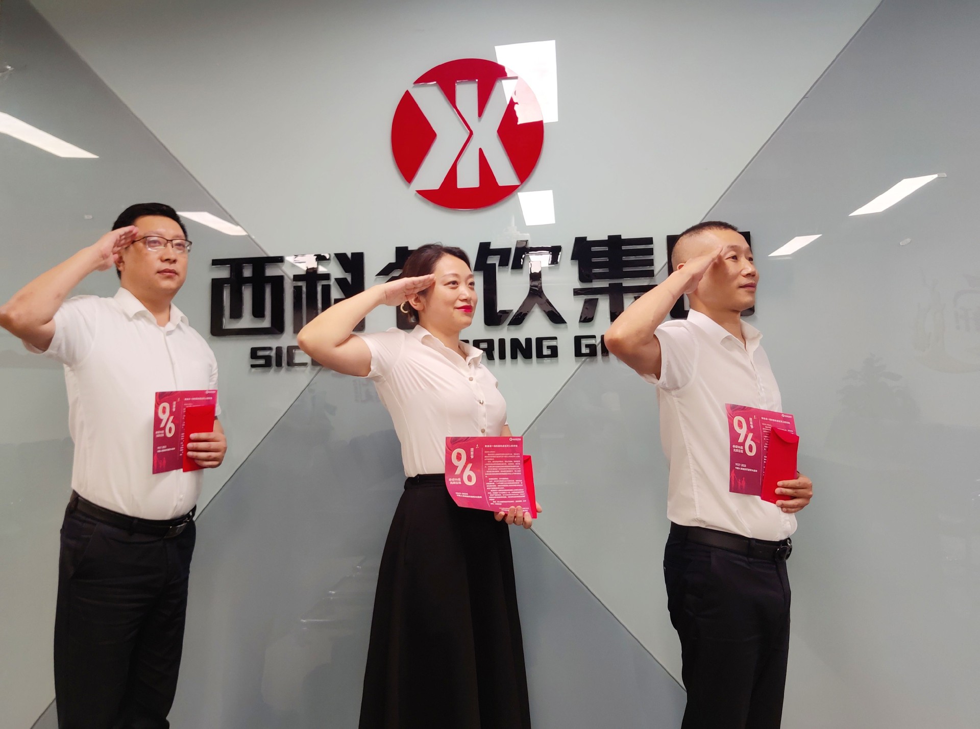 致敬最可爱的人 ——PG电子官方网站餐饮治理集团建军节慰问在岗退役武士职工